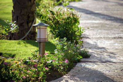 A Lone Landscape Light Is the Secret to Better Curb Appeal