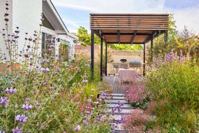 This Gorgeous Yard Proves a Flower-Filled Meadow Is Possible, Even in a Small Space